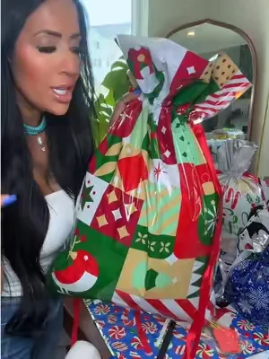 Kringle Express 100-Piece Christmas Gift Bag Set That Covers All Your Holiday Wrapping Needs. #KringleExpress #ChristmasGiftBags #HolidayGiftWrap #ChristmasFinds #DealsForYouDays 