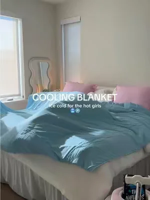 icy cold to the touch 🧊🥶❄️ swear I can’t survive a texas summer without these 🤌 #coolingblanket #coolingblankets #coolingsolutions #bedding #coolingcomforter 