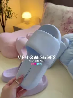 feels like you’re walking on a bed of cloudsss 🥹☁️🤌🏻 new colors and they’re on sale rn!! #mellowslides #cloudslides #cloudfoam #comfortwear #mellowsleep @Mellow Sleep 