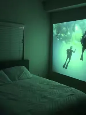 ¡Dile adiós a las pantallas aburridas! 🎬✨ Transformé por completo mi espacio con este mini proyector portátil HY300Pro+. Tiene rotación de 180° así que puedes proyectar literalmente en el techo mientras estás acostada. 🍿☁️ Tiene WiFi 6, se conecta directo al celular y la calidad es increíble para su tamaño. #homecinema #miniprojector #pantallagigante #cineencasa #dealsforyoudays  