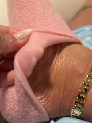 These moisturizing gel socks are the best.. #moisturizingheelsocks #crackedheels #dryheels #dealsforyoudays 