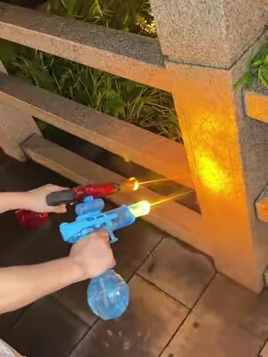 This cool electric water gun can fascinate all children#childrentoys #cool#tiktokshop #electricwatergun #waterguntoy 