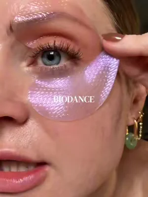 Can’t staaaaaand when eye patches slide down my face 😆 #biodance #eyepatches #darkcircles #antiwrinkle #diamondpatch @Biodance Store US 