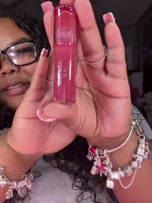 I love this lip oil, smells good and sweet and not to heavy ✨#trending #fyp #lipoil #pandora #pretty 