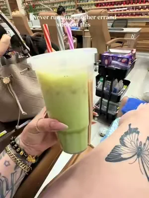 this might be my most used summer find 🤎 No spills, no juggling drinks, and I can carry both my iced coffee and matcha with one hand while running errands. Why did nobody tell me about this sooner? 😭👏 #MomHacks #ErrandEssentials #IcedCoffeeLover #DealsForYouDays #SummerWins 