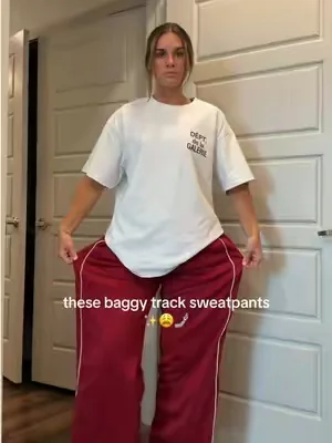 These sweats on a leg day🤏🏼🤏🏼🤏🏼 #trackpants #sweatpants #baggysweats #cottonsweatpants #dealsforyoudays 
