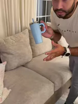 Vaso térmico infantil de acero inoxidable con pitillo de silicona y tapa antiderrames. Ideal para agua, jugos o bebidas frías, mantiene la temperatura por más tiempo y su diseño con asa facilita que los niños lo lleven cómodamente. #VasoTermicoInfantil #AccesoriosParaBebes #MaternidadYBebes #dealsforyoudays #tiktokshopcreatorpicks 