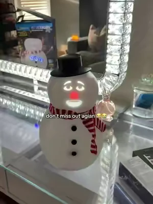 he tells jokes, talks and singing for over 40 minutes!! ⛄️✨ he ALWAYS sells out #christmasdecor #frostbyte #talkingsnowman #singingsnowman #tiktokshopcreatorpicks 