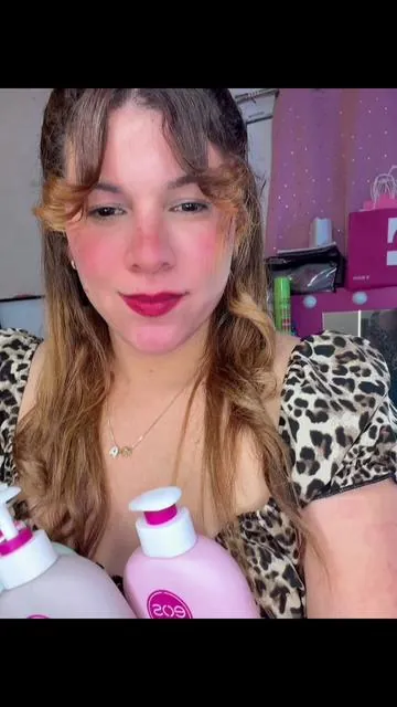 #delicosa #coconut #pistacho #hidratantecorporal @eos Products @eos.   Esta crema de EOS se ha convertido en una de mis favoritas! 💕 Su textura es suave, ligera y súper hidratante. Deja la piel humectada durante todo el día sin sensación grasosa. Además, su aroma es delicioso y dura bastante tiempo en la piel. Noté mi piel más suave, luminosa y con una sensación de frescura desde la primera aplicación. Perfecta para usar después de la ducha o en cualquier momento que necesites un extra de hidratación. ¡La recomiendo totalmente! 🌸✨