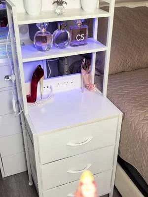 #nightstand #bedroom #smartfurniture #mesadenoche #dealsforyoudays Mesita de noche de 104 cm de altura con estación de carga, mesita de noche LED con puerto y enchufe USB, 3 cajones de almacenamiento de tela con acabado PU, oficina, mesita de noche y estantería