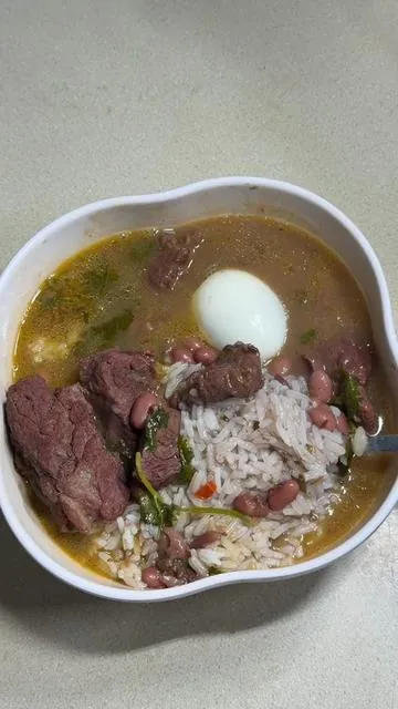 Antes de decir que no voy a un restaurante a comer sopa porque soy tacaña o porque no tengo dinero, aclaro algo: respeto a quien disfrute salir a comer. Pero, en lo personal, prefiero prepararla en casa. Sé exactamente lo que le pongo, la hago a mi gusto y así la disfruto mucho más. 🫶🏽🍲✨. #cocina #chef 