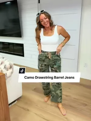 Just yes 🙌🏼 I’m 5’2” 127 in a Small #camojeans #barreljeans #stretchyjeans #jeans #camo @Flamingals 