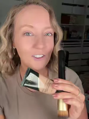 this foundation is insanely gorgeous @Laura Geller Beauty #lauragellerbeauty #lauragellermakeup #foundation #matureskinmakeup #blurringfoundation 