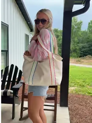 The cutest boat tote/canvas bag for summer! This one has all of the zippers and pockets and is the best quality! #dealsforyoudays #tiktokshopcreatorpicks #boattote #canvasbag #summerbag 