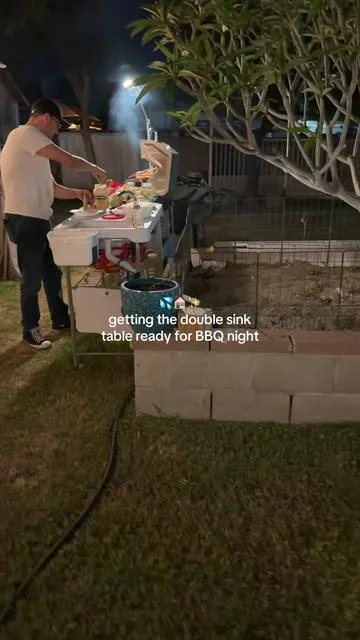 This double sink table makes backyard day so much easier 💦✨  #portablesink #outdoorsink #segawe #DealsForYouDays #backyardmusthaves 