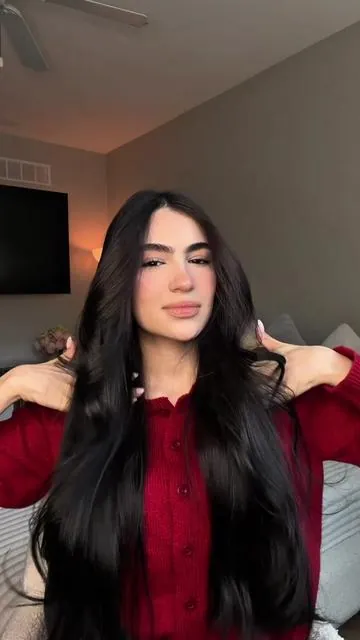 ¡Uno de mis trucos secretos para tener cabello largo, y brillante! 🦢🩰🤍 Bestie, créeme cuando te digo el cuidado capilar para tener ese pelazo que tanto sueñas, SIEMPRE tiene que empezar en el cuero cabelludo. Y es un must invertir en los productos y cuidados adecuados. Por ej. yo uso este Brush Hair Serum de VT, que tiene PDRN, cafeína, botina, romero, y aminoácidos que ayudan a hidratar, calmar y mantener un entorno saludable para que el cabello te pueda crecer como loco. Además bestie, si tienes cuero cabelludo graso, también te va a ayudar a equilibrar la producción de grasa, y a mejorar la apariencia general del cabello para que se vea más brillante, suave y saludable desde la raíz. ♡𓍢ִ໋🦢 #cabello koreanhaircare #glasshair #hairtok #vtcosmetics cabello perfecto #vtscalptohaircare 