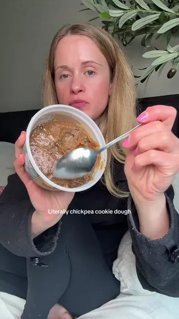 @Hungryroot makes chickpea protein “cookie dough” and it’s soooooo good. Like SO good. #ad #chipkeacookiedough #hungryroot #healthysnacks 