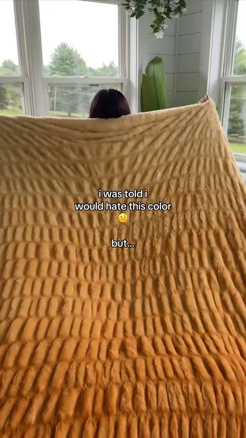 This is the PRETTIEST color of all the new releases from comfrt because what do you mean it doubles as a sunset or majestic lions mane 🦁  #comfrt #dreamerblanket #weightedblanket #comfrtdreamerblanket #cozyathome @Comfrt 