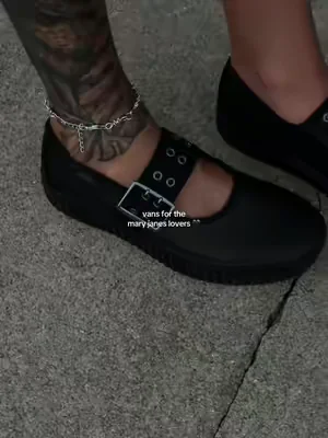 she’s giving 90s grunge 🖤  @vans  #vans#alt#grunge#90s#y2k 