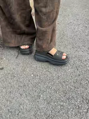 Sandalias de plataforma crocs ,te dan altura sin sacrificar tu cómodidad #crocssandals #platformsandals #DealsForYouDays #SummerVibes #SummerWins 