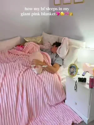 SO COZY!!! #blanket #pinkblanket #bf #pinkprincess #dealsforyoudays 