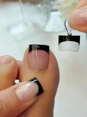 Better to act than just admire.✨FL #pedicure #pressonnails #nailsoftheday #diynails #toenail 