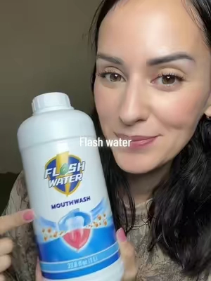 Uh enjuague bucal súper refrescante! #flashwater #mouthwashing #mouthwash #limpiezabucal #enjuaguebucal 