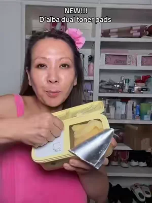 ✨ Two pads. One shortcut to glowing skin. 💛 Vita Toning Collagen Gel Pads help hydrate and leave skin looking brighter and smoother. 💚 Calming Toner Peeling Pads gently exfoliate while helping refresh and soothe the look of skin. Perfect for those days when you want your skincare routine to work harder without adding extra steps. ✨ #dAlba #dAlbaPiedmont #GelPads #tonerpads #dealsforyoudays 