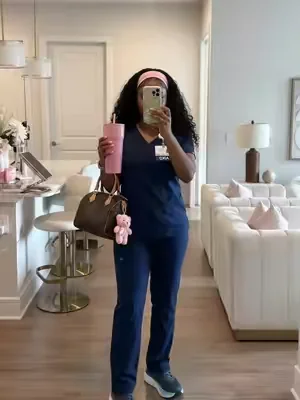 Best nurse shoes hands down! #fyp #nursetok #nursingstudent #nurseshoes #outfitinspo 