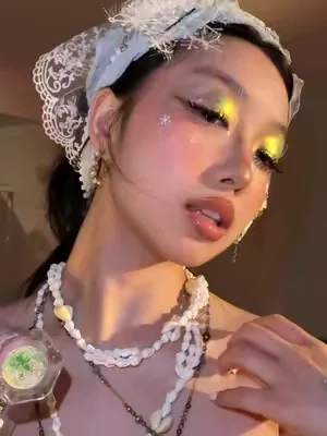 Actuall fairy color I’m so obsessed😩✨🧚#glittermakeup #highlighter #multichromeeyeshadow #eyeshadow #ourbella 