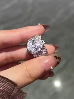 Someone literally stopped me to ask about my ring 🤭#rings #engagementring #travelring #jewelry #giftguide 