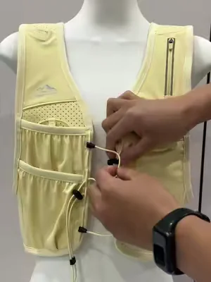 Too much stuff when running?No worries—I’ve got a running vest!#runningvest #Zelvot #runninggear #HikingGear #hydrationvest 