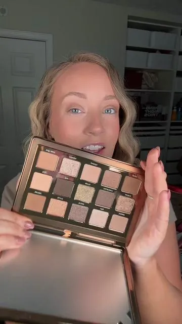 NEW Tan Eyeshadow Palette from @Natasha Denona is literally the definition of perfection 🤎 the colorstory, the formula, the tones, how easy it is to use; I cannot get enough #natashadenona #eyeshadowpalette #natashadenonaeyeshadow #neutraleyeshadow #newmakeup 