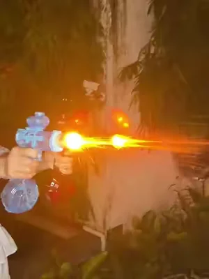 This cool electric water gun can fascinate all children#childrentoys #cool#tiktokshop #electricwatergun #waterguntoy 