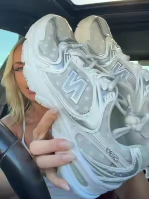 the cutest and comfiest sneakers ever 🤍 run before they sell out!!#newbalance #newbalance530 #OOTD #sneakers #dealsforyoudays 