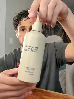 My hair is soaking dry rn.. #BASED #basedbodyworks #curlyhair #wethair #wetlook #frizzyhair #frizzyhairtips #leaveinconditioner #curlcream