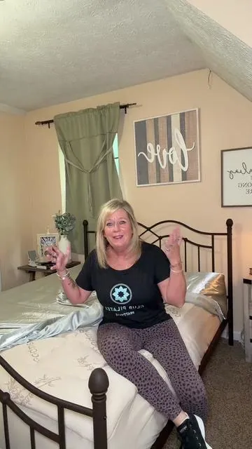 The most comfortable and accommodating guest bedroom in my house #guestbedroommakeover #comfystyle #sleephacks 