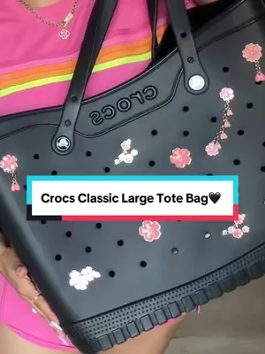 Super clutch for us moms on the go! 🖤✨🎀 #crocs #crocssuperbrandday #dealsforyoudays #totebag #totebagaesthetic 