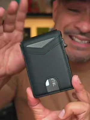 Cartera slim minimalista para hombre, fabricada en aluminio aeroespacial 6063 con acabado en cuero. Tiene mecanismo desplegable que muestra las tarjetas en abanico con un botón, clip para billetes y ventana para identificación. Guarda de 9 a 13 tarjetas y cuenta con bloqueo RFID para proteger tu información. Su diseño delgado cabe fácil en el bolsillo del pantalón. Disponible en varios colores como negro, café y carbón. #DealsForYouDays #carteraslim #carterahombre #carteraminimalista #accesorioshombre 