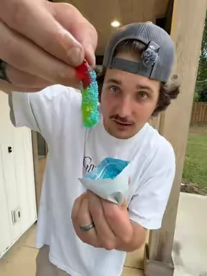 sticky gummies + FREE sour powder to dip it in 🤭 #candy #dealsforyoudays #candeeze 