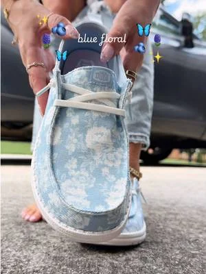 these limited prints tend to go fast! 🫐🦋🪻✨ @HeyDude #heydudeshoes HeyDude Wendy Washed Floral #floralprint #heydudesummer #womensshoes 