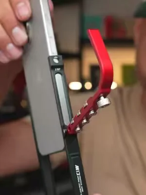 Bumper de metal HISTORYOO para iPhone, fabricado en aleación de aluminio aeroespacial con corte CNC de precisión. Es solo el marco, sin tapa trasera, lo que deja la espalda del teléfono descubierta y ayuda a disipar el calor al jugar. Protege los cuatro bordes, pesa alrededor de 70 gramos y mantiene la sensación de mano desnuda con sus botones mecánicos de tornillo estilo punk. Compatible con varios modelos de iPhone, del 13 hasta el 17 Pro Max. #DealsForYouDays #fundaiphone #accesoriosiphone #bumpermetal #estilopunk 