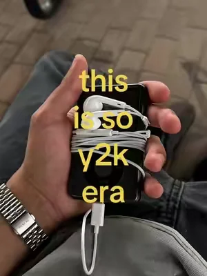 love these headphones they’re much better than bluetooth headphones imo 🫡⭐️💥#earbuds #wiredheadphones #wiredearbuds #headphones #y2k