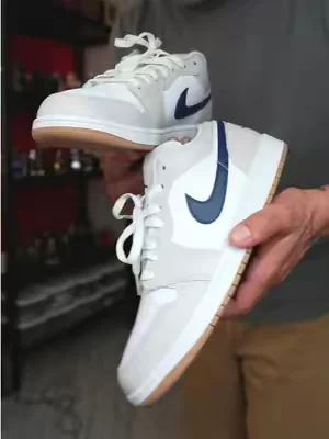 Nike Air Jordan 1 Low Georgetown para hombre en color blanco con gris neutro, azul marino y suela de goma color caramelo. Mantiene la silueta clásica del Air Jordan 1 Low con acabado en piel de buena calidad. Es un modelo versátil que combina fácil con distintos atuendos, del diario a salidas casuales. Diseñado para uso cómodo durante todo el día. #DealsForYouDays #airjordan1 #tenishombre #jordan1low #sneakerstyle 