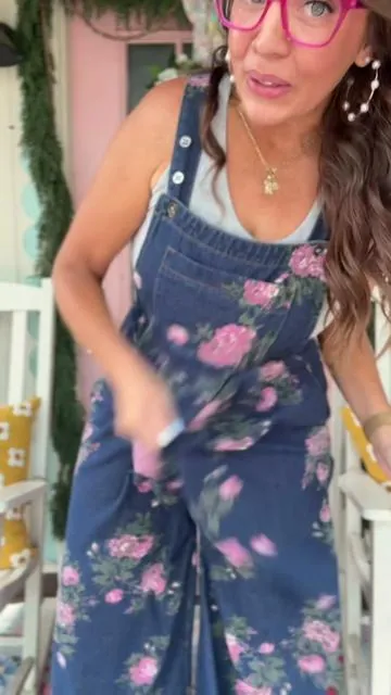 Literally the cutest pair of overalls I have ever worn!! The florals are PRECIOUS!! 👏🏻 and the fit is perfection! #overalls #overallsoutfits #overallsoutfit #floraloveralls 