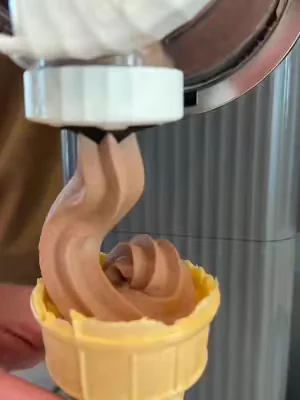 Soft serve at home 24/7? Count me in… 😋🍦 #ninjacreami #ninjaicecreammaker #ninjascoopandswirl #ninjacreamiproteinicecream #ninja 