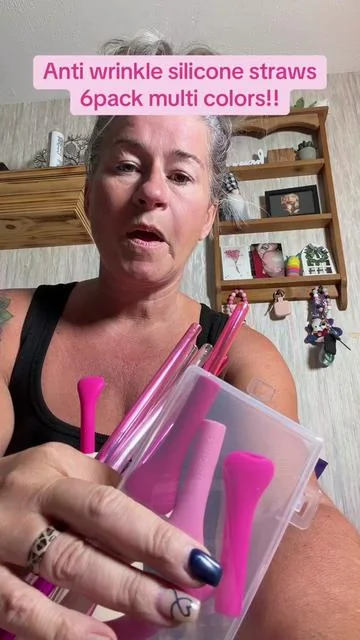✨ Flat-tip design intended to be more lip-friendly and reduce creasing around the mouth.   ✨ Food-grade silicone construction that’s flexible and reusable.   ✨ Adjustable length to fit multiple cup sizes.   ✨ Includes cleaning brushes for easy maintenance.    Daily water drinkers ☕ Iced coffee lovers 🥤 Stanley and tumbler users 💄 Those wanting a lipstick-friendly straw option ♻️ Anyone looking for a reusable alternative to disposable straws #NiHome #AntiWrinkleStraw #StanleyCupAccessories #ReusableStraws #BeautyHacks   