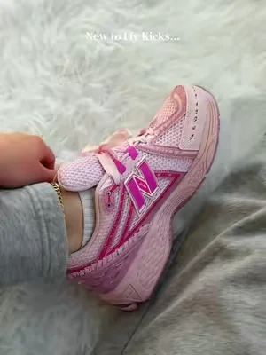 Do you see those ribbon laces 👀 #pinkshoes #summershoes #flykicks #newbalance1906r 