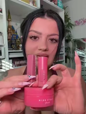 Butta Drop, Lip Oil AND a Gloss Bomb Stix 😮‍💨👏🏼  #fentybeauty #guavagetaway #buttadrop #dealsforyoudays 