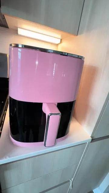 For my pink lovers - this one is for you! I’m obsessed 🤩 #fyp #pinkaesthetic #pinkkitchen #airfryer #dealsforyoudays 